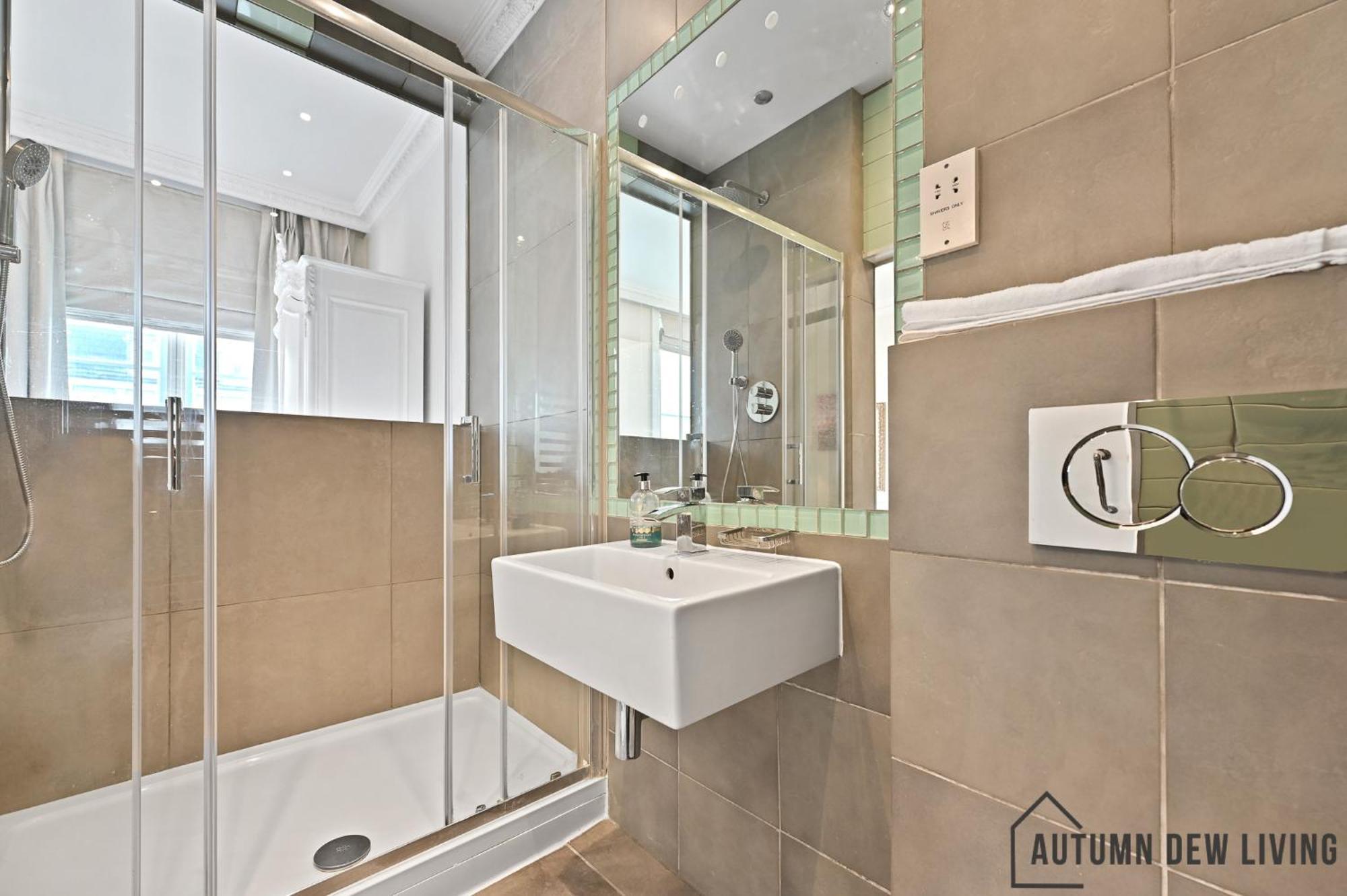 Beautiful 2 King Size Beds 2 Bath- Sleeps 5 In Earls Court Apartment London Exterior photo